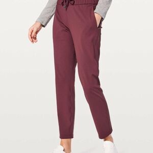 Lululemon On The Fly Pant *28" in Redwood / Burgundy - Size 4